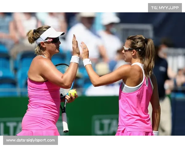 佩古拉抢接发战术见效，首盘多一次破发占先机